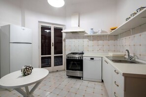 Fridge, microwave, oven, stovetop - Casa Castagna in the centre of Sorrento (Sorrento)