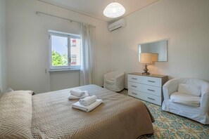 2 quartos, ferros/tábuas de passar roupa, Wi-Fi de cortesia