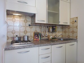 Refrigerador, microondas, placa de cocina, utensilios de cocina