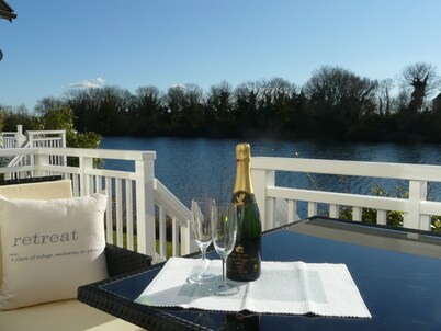 Pet Friendly Cotswold Lakeside Lodge, 3 Bed/2 bath, free parking
