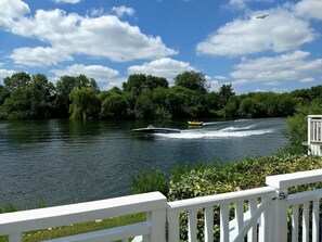 Property grounds - Pet Friendly Cotswold Lakeside Lodge, 3 Bed/2 bath, free parking (South Cerney)