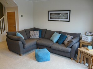 TV, fireplace, DVD player, books - Pet Friendly Cotswold Lakeside Lodge, 3 Bed/2 bath, free parking (South Cerney)