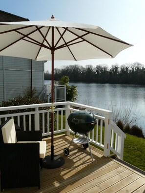 Terrace/patio - Pet Friendly Cotswold Lakeside Lodge, 3 Bed/2 bath, free parking (South Cerney)