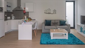 Eine moderne Wohnung mit Küche, Essbereich und Wohnzimmer.
