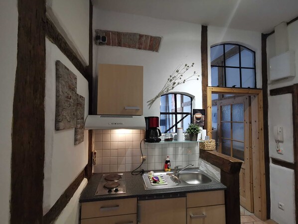 Kühlschrank, Wasserkocher mit Kaffee-/Teezubehör, Wasserkocher, Toaster