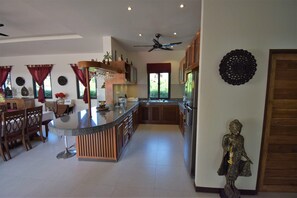 Een koelkast, een magnetron, een oven, een kookplaat