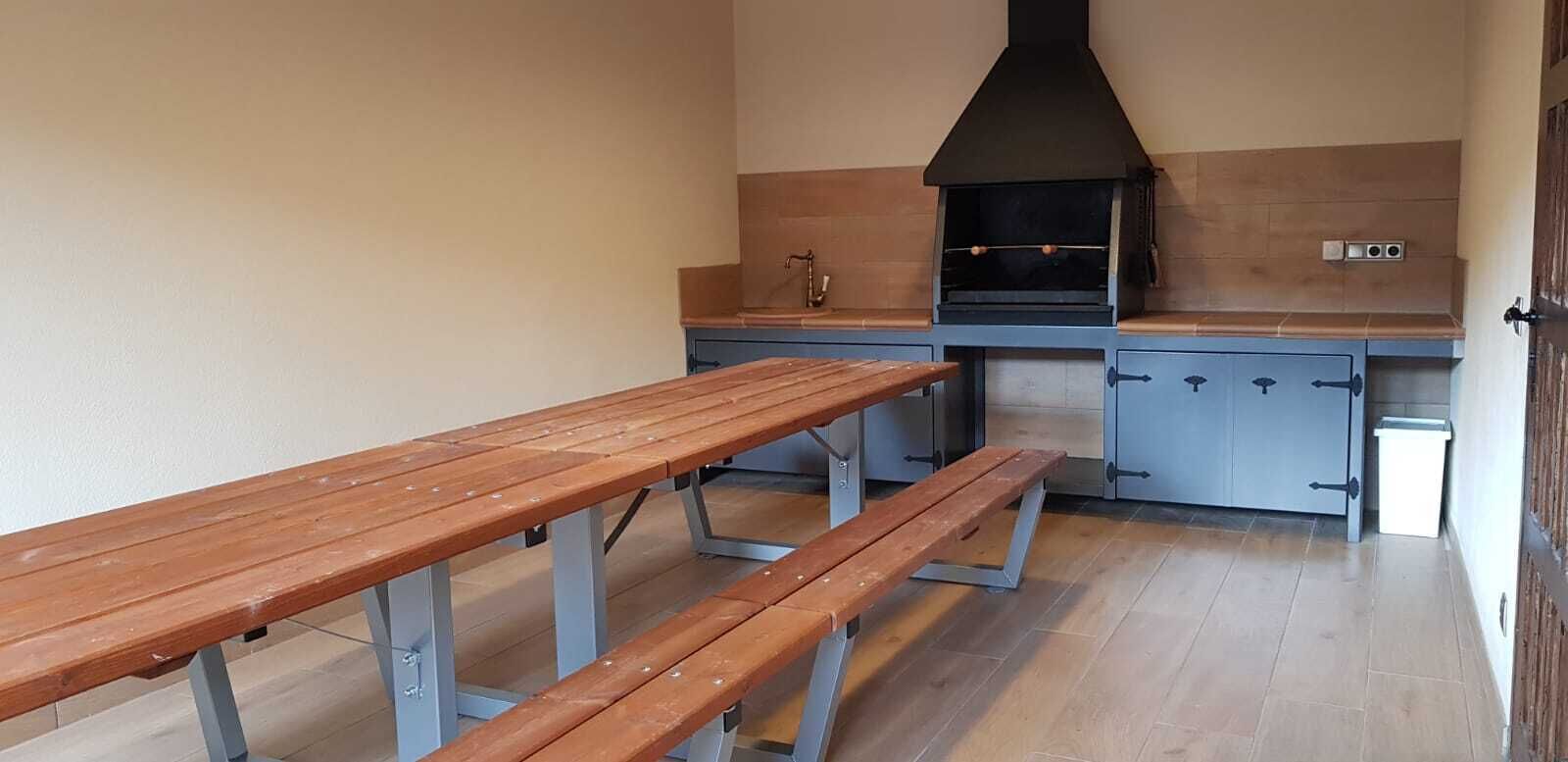 MIRO VELL for 18 people, with barbecue, pool, wi-fi, and views of the Pyrenees