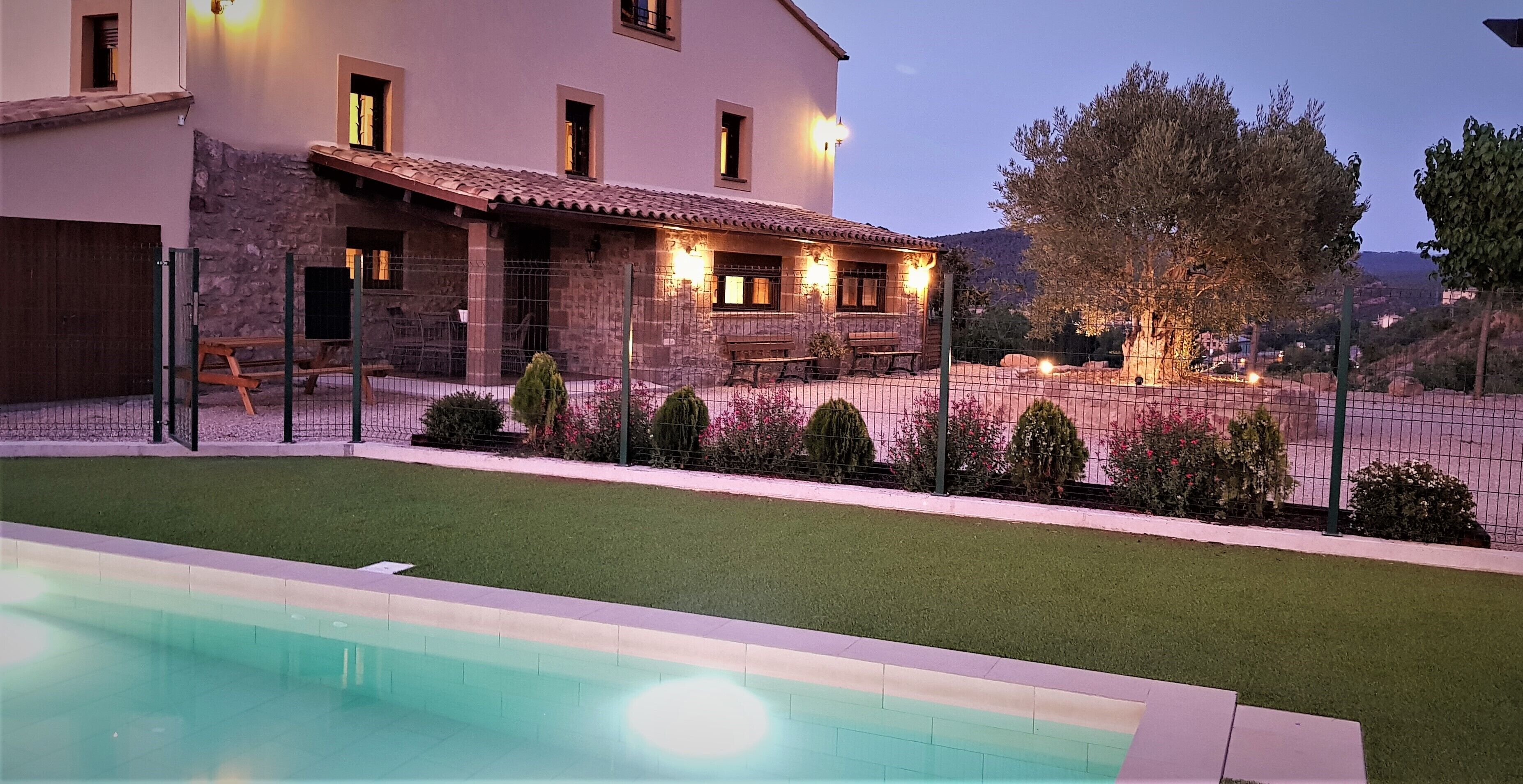 MIRO VELL for 18 people, with barbecue, pool, wi-fi, and views of the Pyrenees