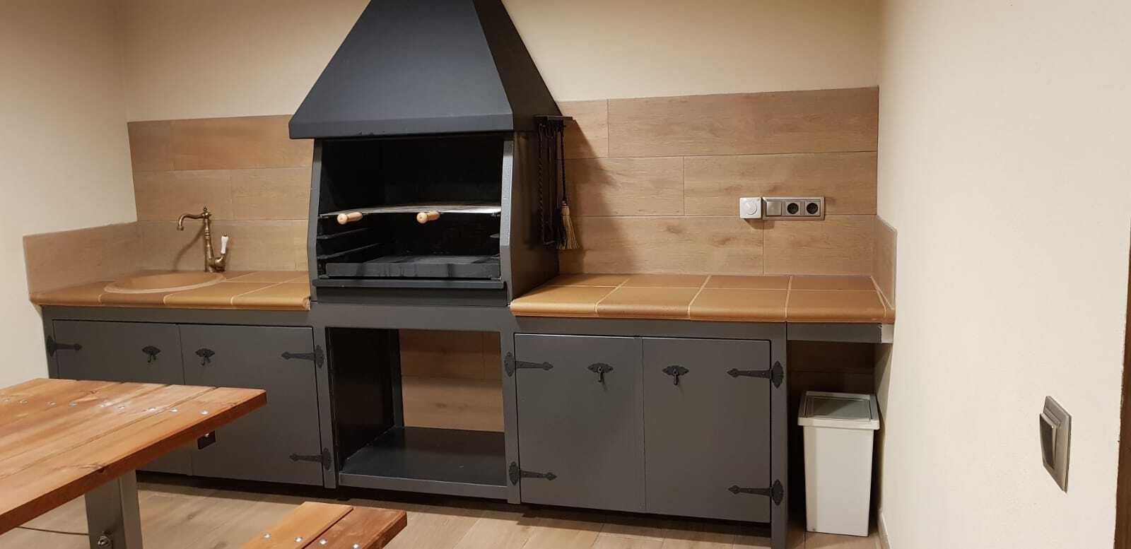 MIRO VELL for 18 people, with barbecue, pool, wi-fi, and views of the Pyrenees