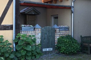 Property grounds - Fewo Ostwind 1 with small terrace - Gohr apartments (Stralsund)