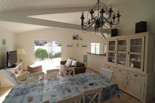 Maison très grand confort climatisée, close de murs, piscine privée chauffée