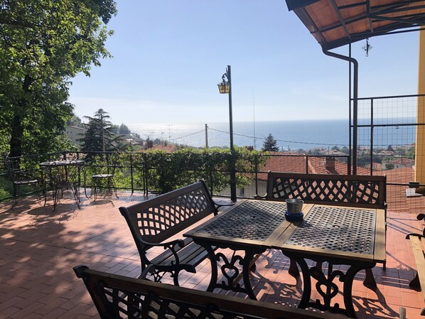 تناول الطعام بالخارج