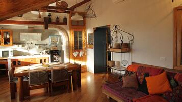 Fernseher, Bücher, Stereoanlage