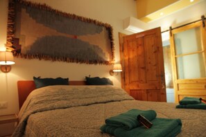 3 Schlafzimmer, Schreibtisch, Bügeleisen/Bügelbrett, Reisekinderbett