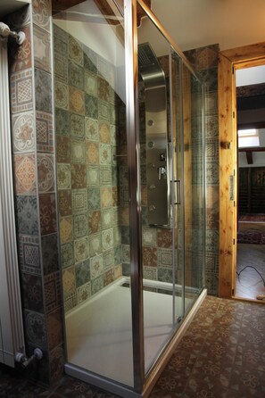 Douche, sèche-cheveux, bidet, serviettes fournies