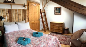 3 bedrooms, desk, iron/ironing board, travel cot