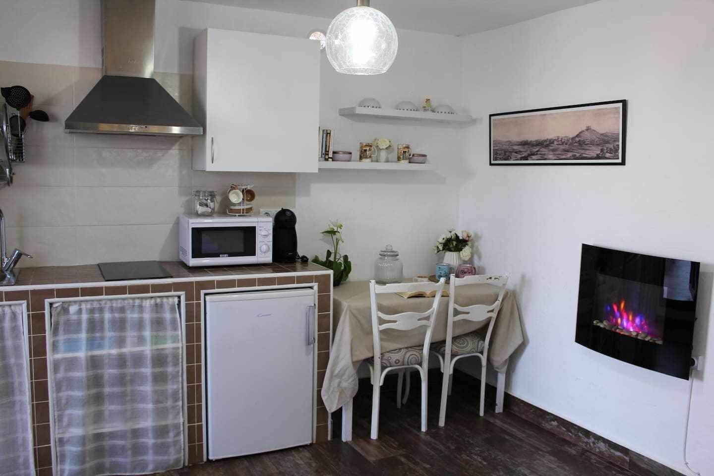 Refrigerador, microondas, cafetera y tetera y tostadora 