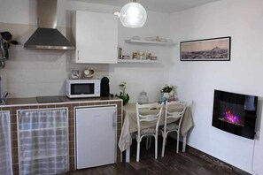 雪櫃、微波爐、咖啡機/沖茶器、多士爐