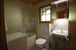 Duschwanne, Haartrockner, Handtücher