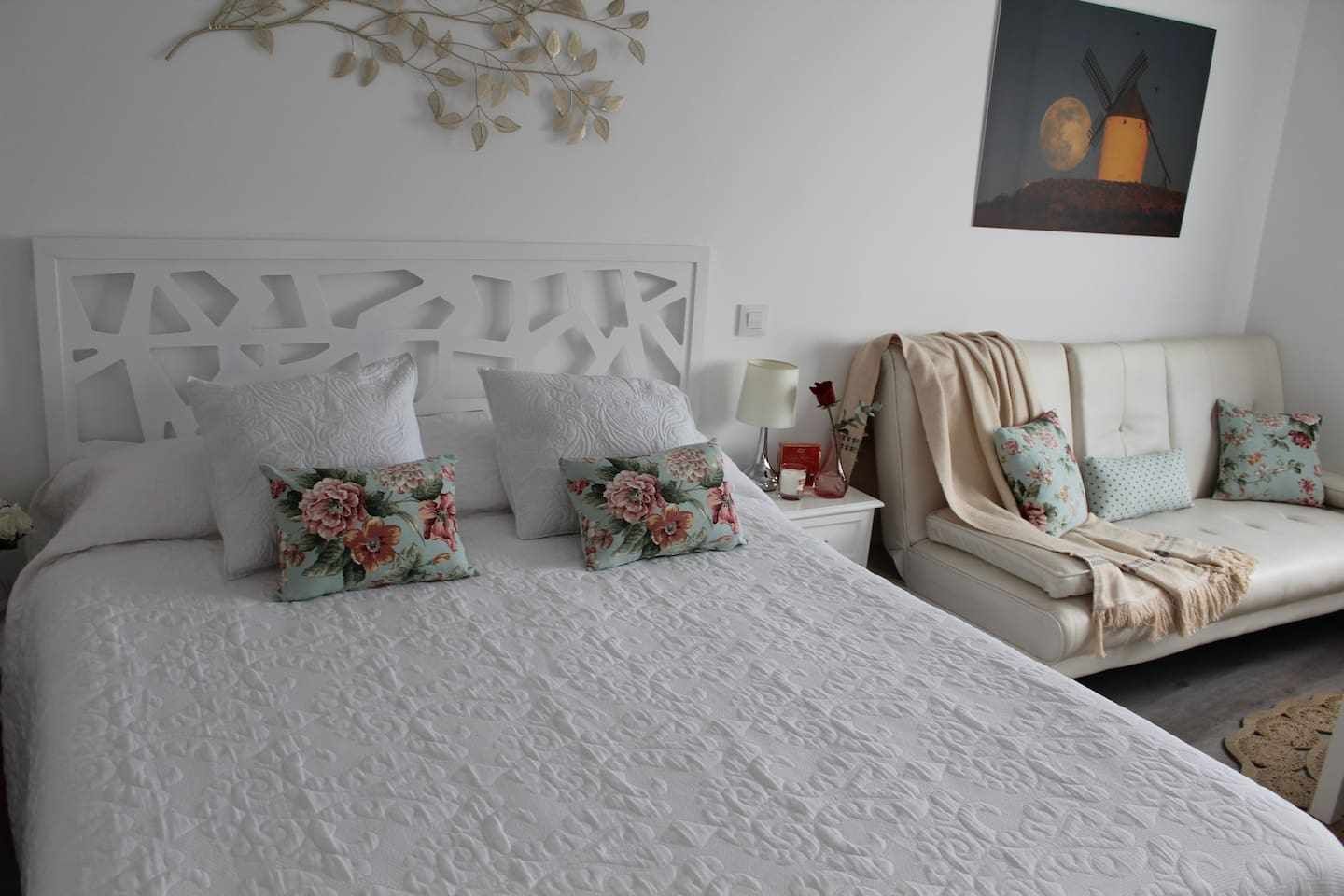 1 slaapkamer, een strijkplank/strijkijzer, reisbedje, gratis wifi