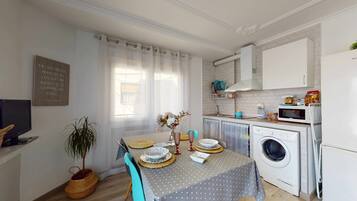 Cookware/dishes/utensils, dining tables
