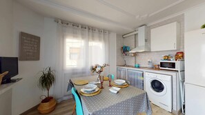 Cookware/dishes/utensils, dining tables