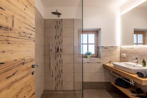 Douche, sèche-cheveux, serviettes fournies