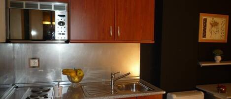 Réfrigérateur, micro-ondes, four, cafetière/bouilloire