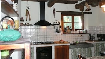 Geladeira, micro-ondas, fogĂŁo, cooktop