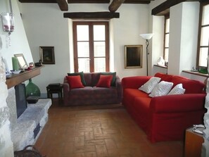 Tv, pejs, dvd-afspiller, bordtennisbord