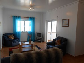 TV connectée, livres, chaîne hi-fi