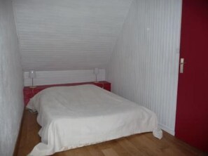 5 間睡房、熨斗/熨衫板