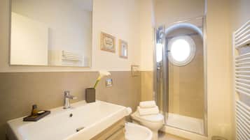 Dusche, Haartrockner, Bidet, Handtücher