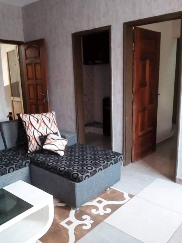 TV - Beautiful furnished 2 room apartment in the ATCI Riviera (Abidjan)