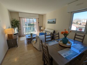 TV - Central Arcachon - Cozy T2 for 4 with Balcony, Parking, and Bike Storage (Arcachon)