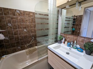 Hair dryer - Central Arcachon - Cozy T2 for 4 with Balcony, Parking, and Bike Storage (Arcachon)