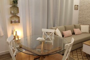 TV, lareira, livros
