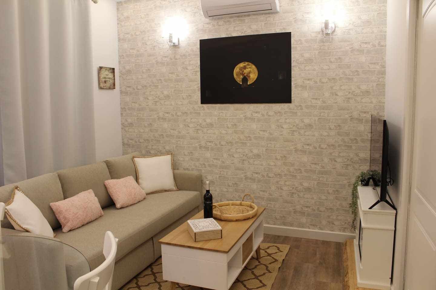 Televisión, chimenea y libros 