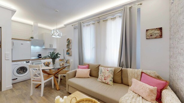Ein modernes Apartment mit Küche, Essbereich und Wohnzimmer.