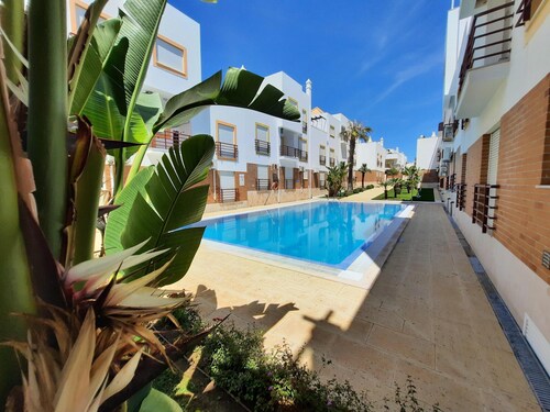 1 Schlafzimmer Apartment mit Balkon am Pool, Klimaanlage, sehr nah am Strand.