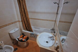 Chuveiro/banheira combinados, secador de cabelo, bidê, toalhas de banho