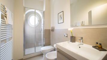 Doccia, asciugacapelli, bidet, asciugamani