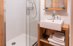 Badewanne, Haartrockner, Handtücher