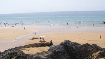 Plage à proximité, chaises longues