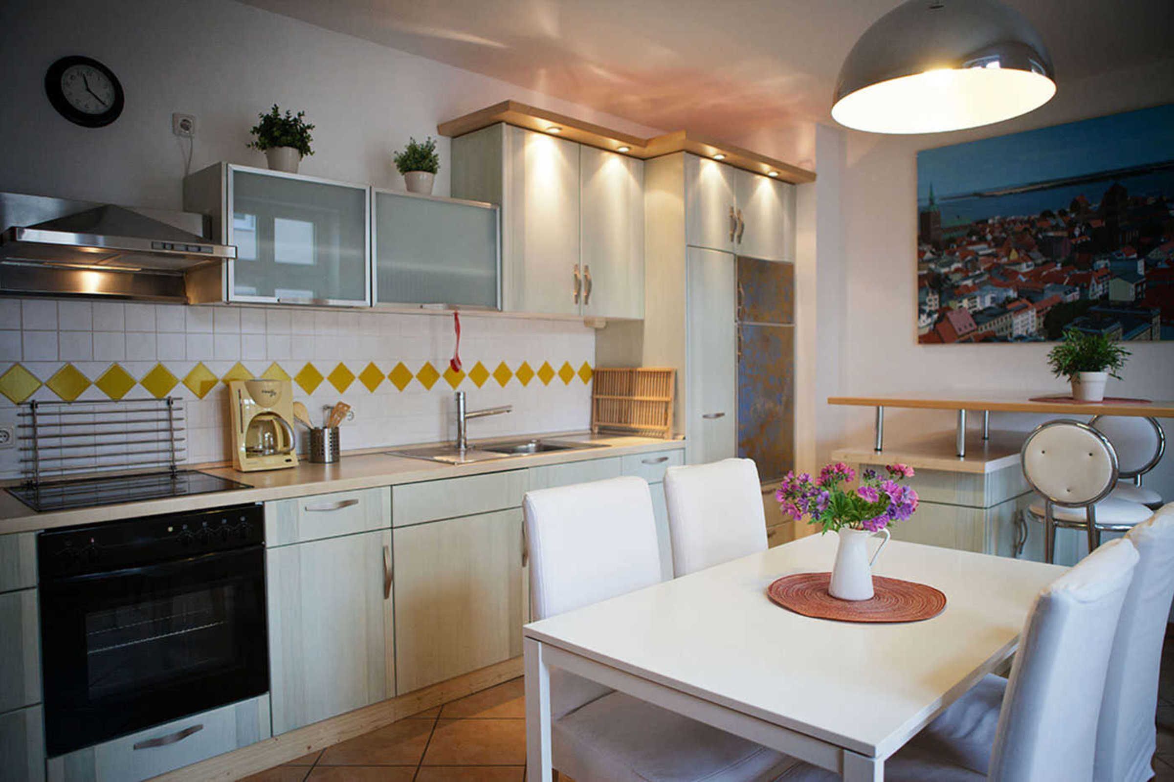 Kühlschrank, Mikrowelle, Ofen, Wasserkocher mit Kaffee-/Teezubehör