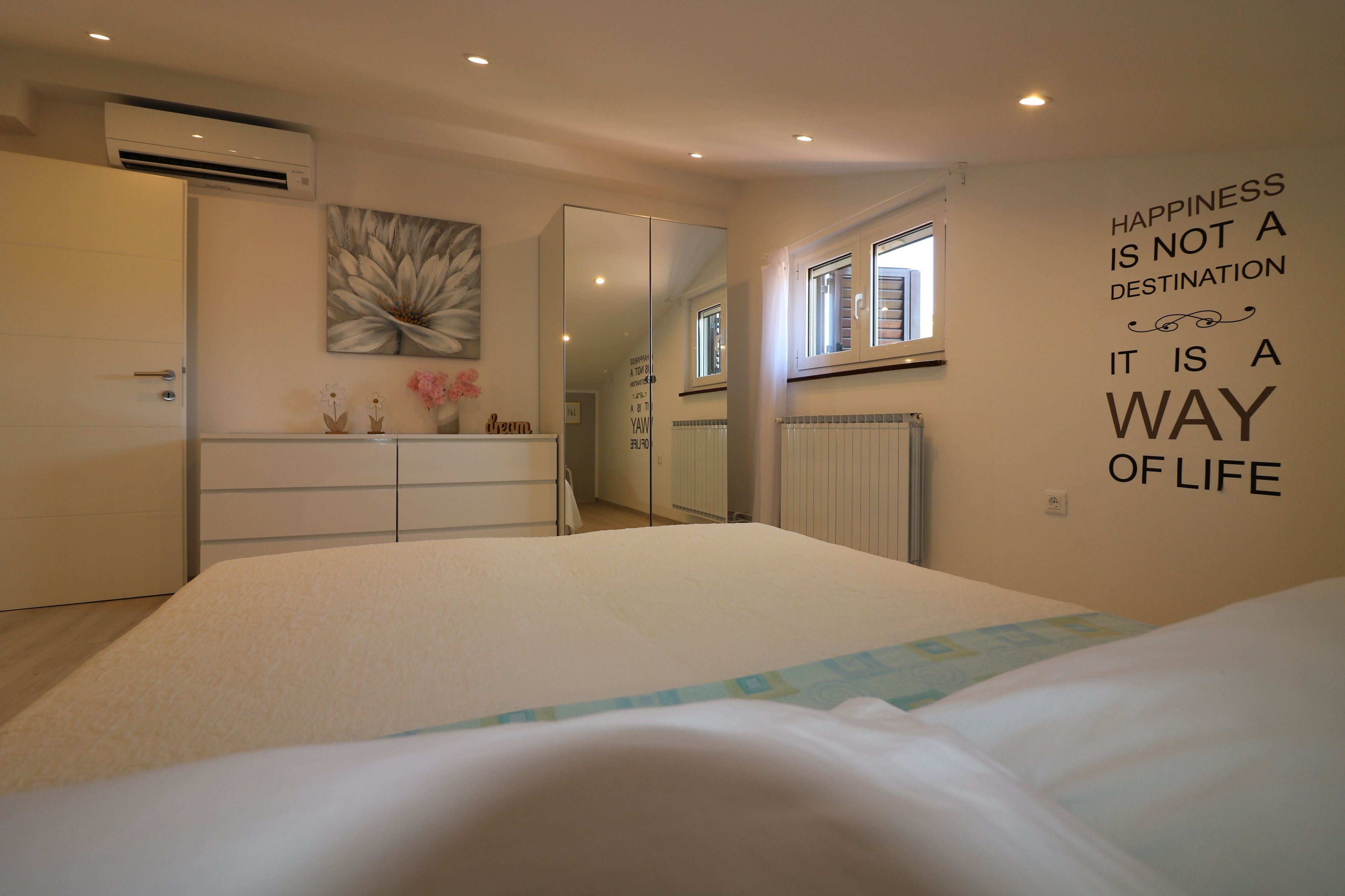 4 bedrooms, in-room safe, travel cot, free WiFi