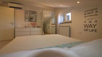4 bedrooms, in-room safe, travel cot, free WiFi