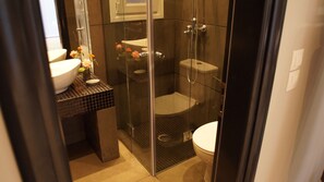 Een bad,  milieuvriendelijk toiletgerief, een haardroger, handdoeken