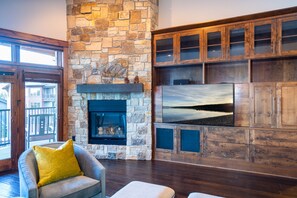 Televisio, takka, DVD-soitin