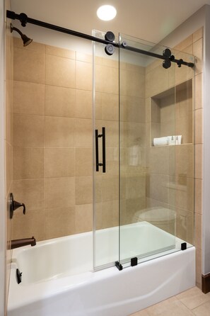 Combined shower/bathtub, hair dryer, towels - Luxury 3BD Village at Northstar Residence w/ Ski Valet - Northstar Lodge 404 (Truckee)